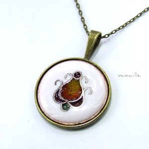 Virágos fehér-narancs tűzzománc nyaklánc - ékszer - nyaklánc - medálos nyaklánc - Meska.hu