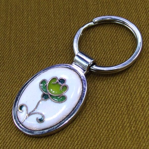 Virágos fehér-zöld tűzzománc kulcstartó - táska & tok - kulcstartó & táskadísz - Meska.hu