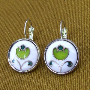 Virágos fehér-zöld tűzzománc fülbevaló, Ékszer, Fülbevaló, Lógó fülbevaló, Ékszerkészítés, Tűzzománc, MESKA
