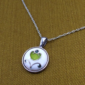 Virágos fehér-zöld tűzzománc nyaklánc - ékszer - nyaklánc - medálos nyaklánc - Meska.hu