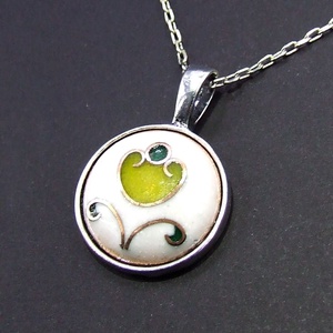 Virágos fehér-zöld tűzzománc nyaklánc - ékszer - nyaklánc - medálos nyaklánc - Meska.hu