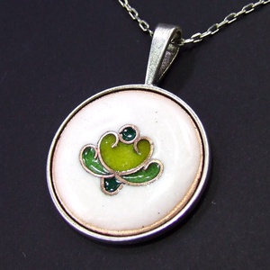 Virágos fehér-zöld tűzzománc nyaklánc, Ékszer, Nyaklánc, Medálos nyaklánc, Ékszerkészítés, Tűzzománc, MESKA