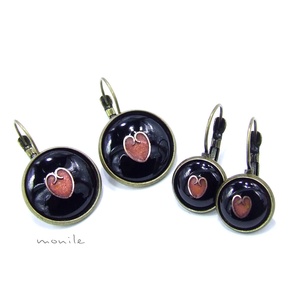 Szives fekete-rózsaszín tűzzománc fülbevaló - ékszer - fülbevaló - lógós kerek fülbevaló - Meska.hu