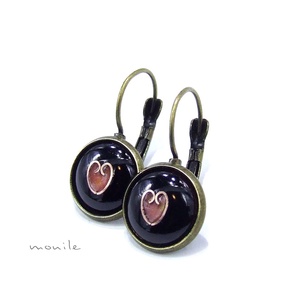 Szives fekete-rózsaszín tűzzománc fülbevaló - ékszer - fülbevaló - lógós kerek fülbevaló - Meska.hu