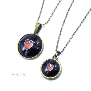 Szíves fekete-rózsaszín tűzzománc nyaklánc - ékszer - nyaklánc - medálos nyaklánc - Meska.hu