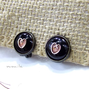 Klipsz tűzzománc fülbevaló - szíves fekete-rózsaszín, Ékszer, Fülbevaló, Klipsz, Ékszerkészítés, Tűzzománc, MESKA