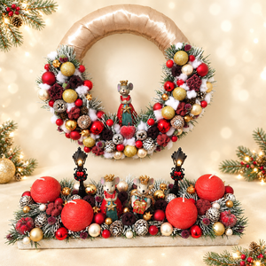 Adventi asztaldísz és kopogtató , Karácsony, Karácsonyi lakásdekoráció, Karácsonyi lakásdíszek, Festett tárgyak, Gyertya-, mécseskészítés, 25 cm-es műszőrme alapra készült egérkirálynő kopogtató és 35 cm hosszúságú adventi asztaldísz szet..., MESKA