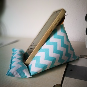 Mini babzsák - telefon/tablet tartó és könyvtámasz, választható színek - otthon & életmód - tárolás & rendszerezés - íróasztali tároló - Meska.hu