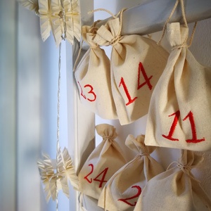 Adventi kalendárium szett, géppel hímzett piros számokkal - 24 darabos szett, Karácsony, Adventi díszek, Adventi naptár, Varrás, Hímzés, MESKA