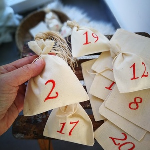 Adventi kalendárium szett, géppel hímzett piros számokkal - 24 darabos szett - karácsony - adventi díszek - adventi naptár - Meska.hu