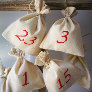 Adventi kalendárium szett, géppel hímzett piros számokkal - 24 darabos szett - karácsony - adventi díszek - adventi naptár - Meska.hu