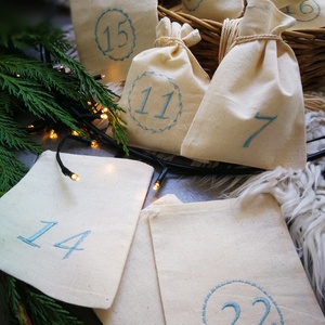 Adventi kalendárium szett, géppel hímzett kék számokkal - 24 darabos szett - karácsony - adventi díszek - adventi naptár - Meska.hu