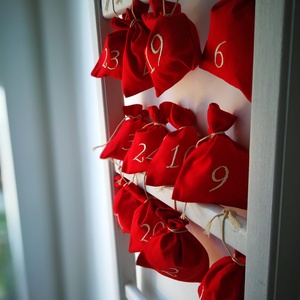 Adventi kalendárium szett, géppel hímzett számokkal - 24 darabos szett - karácsony - adventi díszek - adventi naptár - Meska.hu