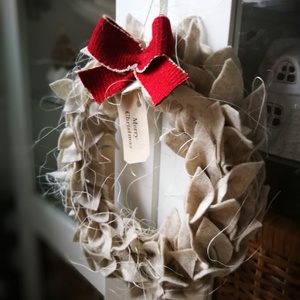 Natúr skandináv karácsonyi kopogtató filc levelekből - karácsony - karácsonyi lakásdekoráció - karácsonyi ajtódíszek - Meska.hu