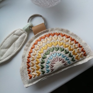 Hímzett szíves szivárvány � kézműves textil dekoráció, Baba - mama, Babaszoba dekoráció, Babaszoba füzér, girland , Hímzés, Varrás, MESKA