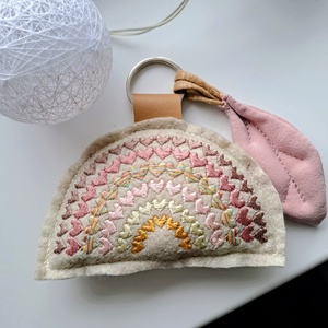 Hímzett szíves szivárvány � kézműves textil dekoráció - Meska.hu