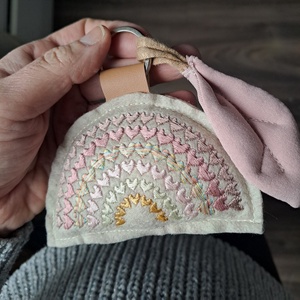 Hímzett szíves szivárvány � kézműves textil dekoráció - baba - mama - babaszoba dekoráció - babaszoba füzér, girland  - Meska.hu