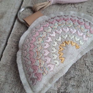 Hímzett szíves szivárvány � kézműves textil dekoráció - baba - mama - babaszoba dekoráció - babaszoba füzér, girland  - Meska.hu