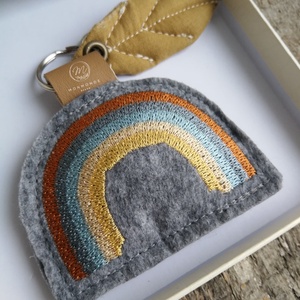 Hímzett szivárvány dekorációs kiegészítő, kulcstartó  - Meska.hu
