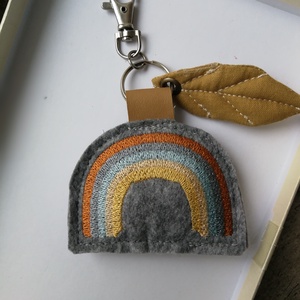 Hímzett szivárvány dekorációs kiegészítő, kulcstartó  - táska & tok - kulcstartó & táskadísz - táskadísz - Meska.hu