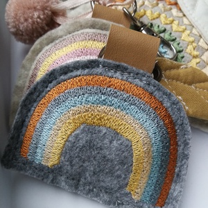 Hímzett szivárvány dekorációs kiegészítő, kulcstartó  - táska & tok - kulcstartó & táskadísz - táskadísz - Meska.hu