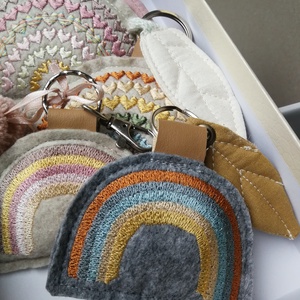 Hímzett szivárvány dekorációs kiegészítő, kulcstartó  - táska & tok - kulcstartó & táskadísz - táskadísz - Meska.hu