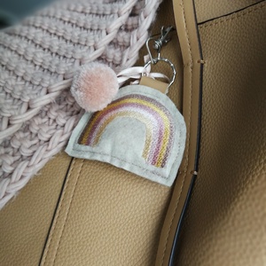 Hímzett szivárvány dekorációs kiegészítő, kulcstartó  - táska & tok - kulcstartó & táskadísz - táskadísz - Meska.hu