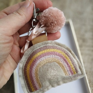 Hímzett szivárvány dekorációs kiegészítő, kulcstartó  - Meska.hu