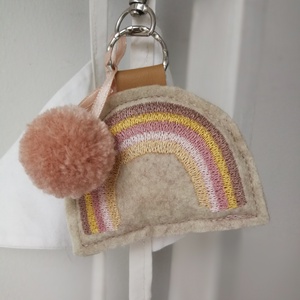 Hímzett szivárvány dekorációs kiegészítő, kulcstartó  - táska & tok - kulcstartó & táskadísz - táskadísz - Meska.hu