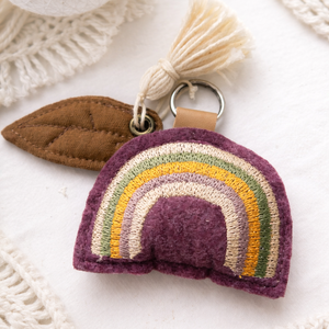 Hímzett szivárvány dekorációs kiegészítő, kulcstartó  - táska & tok - kulcstartó & táskadísz - táskadísz - Meska.hu