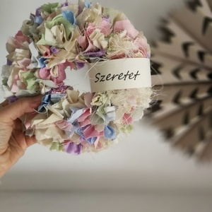 Textilszálas dekoráció, kopogtató, köszönőajándék - 20 cm , Otthon & Életmód, Dekoráció, Ajtó- és ablak dekoráció, Ajtódísz & Kopogtató, Csomózás, Decoupage, transzfer és szalvétatechnika, MESKA