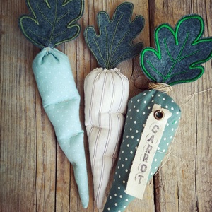 Textil dekorációs szett, Babaszoba kiegészítő, géppel hímzett répa csomag - 3 darabos - ünnepi díszek, dekorációk - húsvéti díszek és dekorációk - húsvéti asztaldíszek - Meska.hu