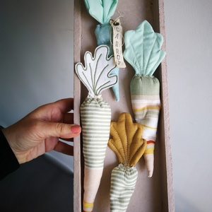 Textil dekorációs szett, Babaszoba kiegészítő, géppel hímzett répa csomag - 4 darabos - ünnepi díszek, dekorációk - húsvéti díszek és dekorációk - húsvéti asztaldíszek - Meska.hu