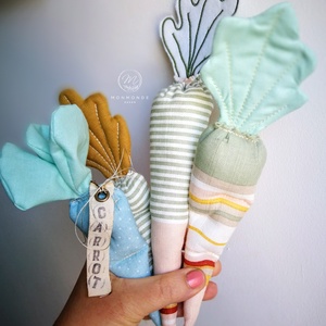 Textil dekorációs szett, Babaszoba kiegészítő, géppel hímzett répa csomag - 4 darabos - Meska.hu