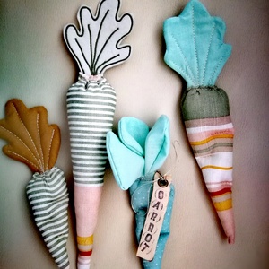 Textil dekorációs szett, Babaszoba kiegészítő, géppel hímzett répa csomag - 4 darabos - ünnepi díszek, dekorációk - húsvéti díszek és dekorációk - húsvéti asztaldíszek - Meska.hu