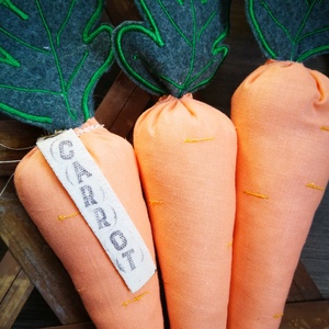 Textil dekorációs szett, Babaszoba kiegészítő, géppel hímzett répa csomag - 3 darabos - ünnepi díszek, dekorációk - húsvéti díszek és dekorációk - húsvéti asztaldíszek - Meska.hu