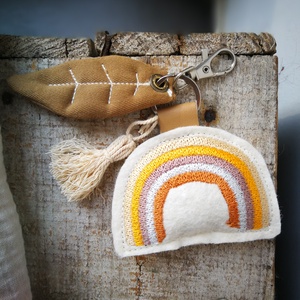 Hímzett szivárvány gyapjúfilc dekorációs kiegészítő, kulcstartó  - táska & tok - kulcstartó & táskadísz - táskadísz - Meska.hu