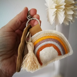 Hímzett szivárvány gyapjúfilc dekorációs kiegészítő, kulcstartó  - táska & tok - kulcstartó & táskadísz - táskadísz - Meska.hu