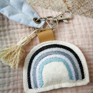 Hímzett szivárvány gyapjúfilc dekorációs kiegészítő, kulcstartó  - táska & tok - kulcstartó & táskadísz - táskadísz - Meska.hu