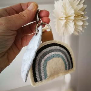 Hímzett szivárvány gyapjúfilc dekorációs kiegészítő, kulcstartó  - táska & tok - kulcstartó & táskadísz - táskadísz - Meska.hu