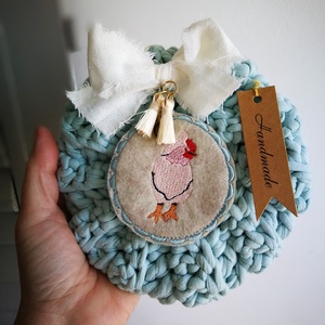 Horgolt tyúkos kopogtató � 16 cm-es ajtódísz, tavaszi dekoráció - ünnepi díszek, dekorációk - húsvéti díszek és dekorációk - húsvéti ajtódísz, kopogtató - Meska.hu