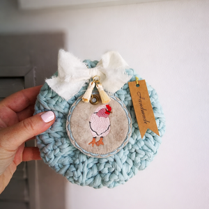 Horgolt tyúkos kopogtató � 16 cm-es ajtódísz, tavaszi dekoráció - ünnepi díszek, dekorációk - húsvéti díszek és dekorációk - húsvéti ajtódísz, kopogtató - Meska.hu