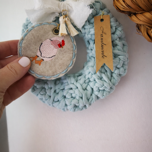 Horgolt tyúkos kopogtató � 16 cm-es ajtódísz, tavaszi dekoráció - ünnepi díszek, dekorációk - húsvéti díszek és dekorációk - húsvéti ajtódísz, kopogtató - Meska.hu