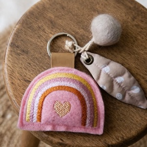 Hímzett szivárvány gyapjúfilc dekorációs kiegészítő, kulcstartó  - táska & tok - kulcstartó & táskadísz - táskadísz - Meska.hu