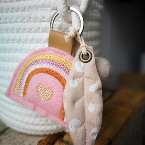 Hímzett szivárvány gyapjúfilc dekorációs kiegészítő, kulcstartó  - táska & tok - kulcstartó & táskadísz - táskadísz - Meska.hu