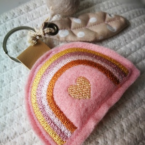 Hímzett szivárvány gyapjúfilc dekorációs kiegészítő, kulcstartó  - táska & tok - kulcstartó & táskadísz - táskadísz - Meska.hu
