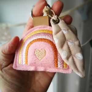 Hímzett szivárvány gyapjúfilc dekorációs kiegészítő, kulcstartó , Táska & Tok, Kulcstartó & Táskadísz, Táskadísz, , MESKA