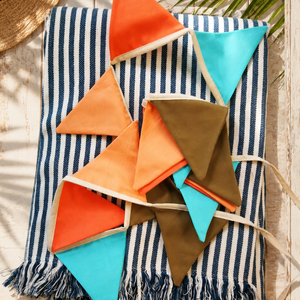 Zászlófüzér, Textil Girland Dekoráció, Babaszoba Dekor, Háromszög Zászló, Baba - mama, Babaszoba dekoráció, Babaszoba füzér, girland , Varrás, Új színkombinációjú, 16 db zászlós textil füzér – nagyfiús babaszobákba és sátorágyakhoz

Ritka szí..., MESKA