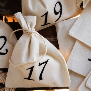 Adventi kalendárium szett, géppel hímzett fekete számokkal - 24 darabos szett - karácsony - adventi díszek - adventi naptár - Meska.hu