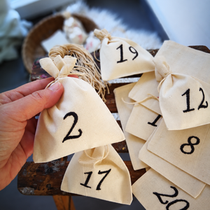 Adventi kalendárium szett, géppel hímzett fekete számokkal - 24 darabos szett - karácsony - adventi díszek - adventi naptár - Meska.hu
